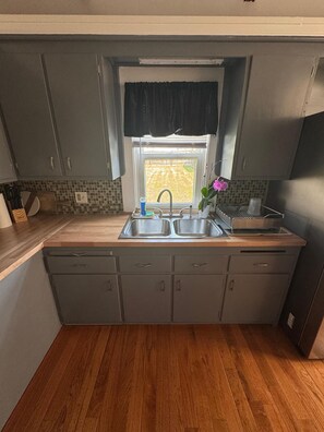 Microwave, oven, stovetop - Pet-Friendly, Fully Fenced, 2-bedroom, Big Yard House (Cleveland)