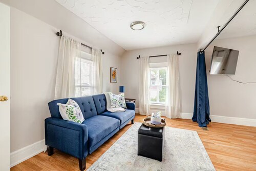 Pet-Friendly, Fully Fenced, 2-bedroom, Big Yard House