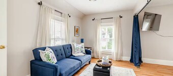 Pet-Friendly, Fully Fenced, 2-bedroom, Big Yard House