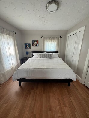 2 bedrooms, iron/ironing board, WiFi, bed sheets - Pet-Friendly, Fully Fenced, 2-bedroom, Big Yard House (Cleveland)