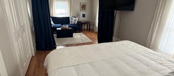 Pet-Friendly, Fully Fenced, 2-bedroom, Big Yard House