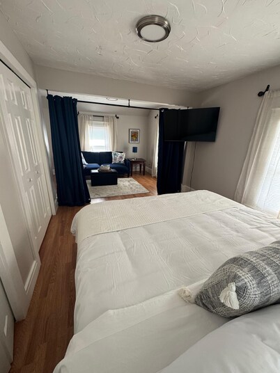 Pet-Friendly, Fully Fenced, 2-bedroom, Big Yard House