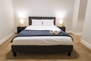 2 عدّة غرف نوم ومكواة/لوح كي وواي فاي وملاءات أسرّة