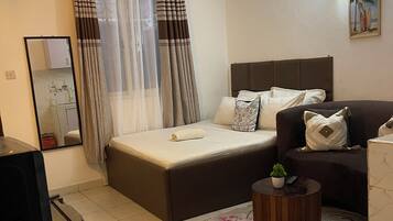 1 slaapkamer, een strijkplank/strijkijzer, internet, beddengoed