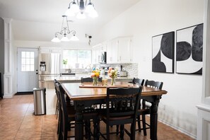 Private kitchen - A Cozy Sooner Stay (Norman)