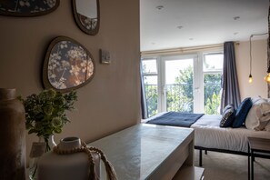 Interior - Quiet Stay w/ Fast WiFi & Driveway Near Riverside (Southampton)