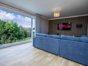 Interior - Quiet Stay w/ Fast WiFi & Driveway Near Riverside (Southampton)