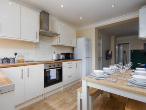 Fridge, stovetop - House with Driveway close to Southampton Hospital (Southampton)