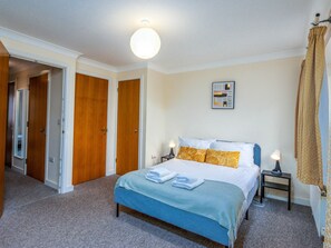 4 bedrooms, WiFi - City Escape - Garden, Parking & Shops Nearby (Southampton)