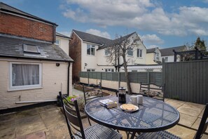 Outdoor dining - Spacious House Ideal for Longer Stays (Freemantle)