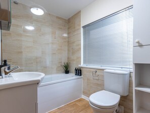 Bathroom - Close to City Centre,FREE Parking, 500MBPS WiFi (Southampton)