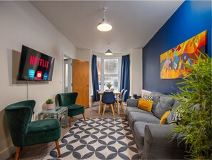 Living area - Close to City Centre,FREE Parking, 500MBPS WiFi (Southampton)