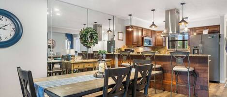 Apartment, Mehrere Betten, Balkon, Gartenblick (Blue Royale Retreat) | Speisen