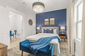 3 habitaciones, tabla de planchar con plancha, wifi y ropa de cama