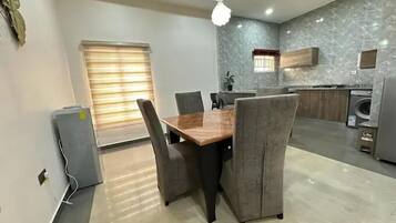Junior-Apartment, Balkon, Stadtblick | Esszimmer