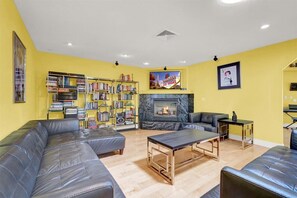 Fernseher, Kamin, Videospiele, Bücher