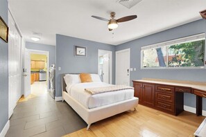 5 chambres, bureau, fer et planche à repasser, lit parapluie