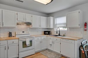 Private kitchen - SeaWorld LacklandAFB SixFlags with game room (San Antonio)