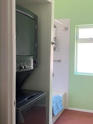 Hair dryer, towels, soap, toilet paper - Charming  Cottage in central Tucson with AC (Tucson)