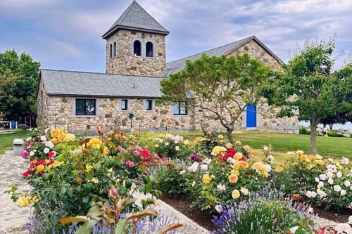 Mystic 2-bedroom townhome with deck in peaceful neighborhood- walk to downtown!