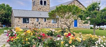 Mystic 2-bedroom townhome with deck in peaceful neighborhood- walk to downtown!