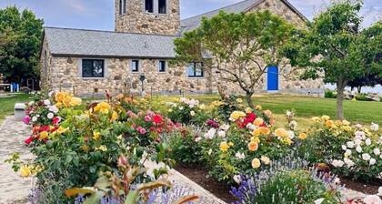 Mystic 2-bedroom townhome with deck in peaceful neighborhood- walk to downtown!