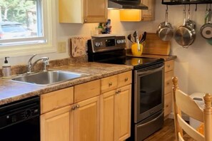 Four à micro-ondes, un four, surface de cuisson, lave-vaisselle