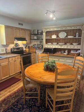 Four à micro-ondes, un four, surface de cuisson, lave-vaisselle