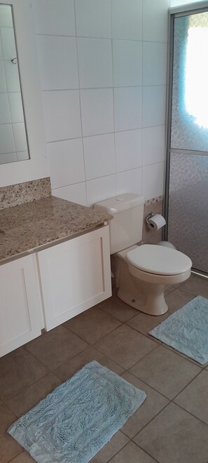Hårføner, håndklær, såpe og toalettpapir