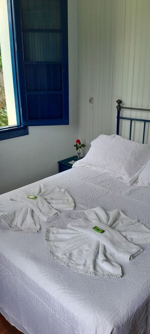 4 bedrooms, iron/ironing board, internet, bed sheets