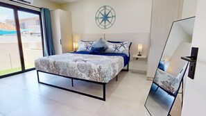 Un dormitorio con cama, una brújula en la pared y un balcón.