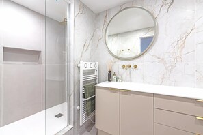 Douche, sèche-cheveux, serviettes fournies, savon