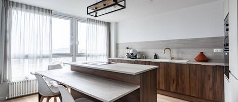 Microondas, horno, parrilla de estufa y lavavajillas