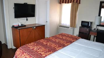Room, 1 King Bed, Non Smoking | Desk, free WiFi