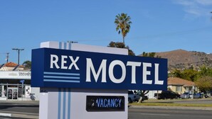 A motel sign with "REX MOTEL" and a "VACANCY" indicator. - Rex Motel (Ventura)
