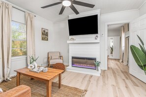 Living area - The P'Cola Sunrise. 1 bed 1 bath cottage (Pensacola)