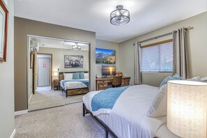 2 chambres, bureau, fer et planche à repasser, lit parapluie