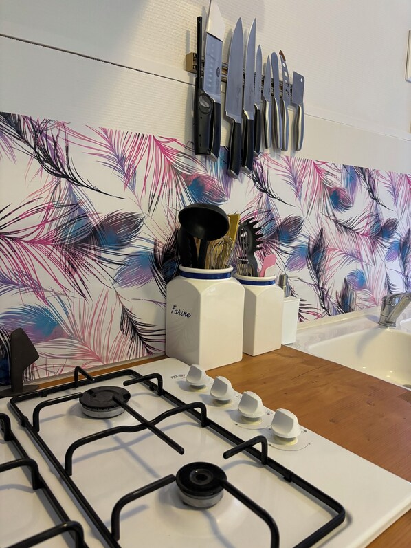 Microondas, horno, placa de cocina
