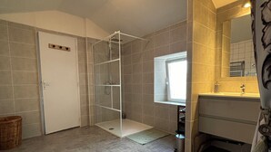 Dusj, hårføner, såpe og toalettpapir