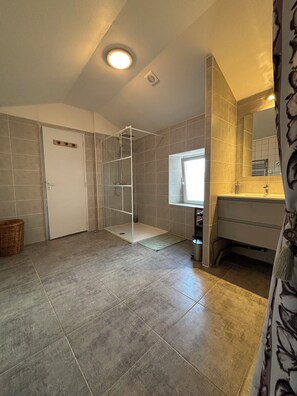 Dusche, Haartrockner, Seife, Toilettenpapier