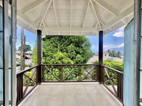 Cosy 2 Bed Townhome with pool in Fitts Village