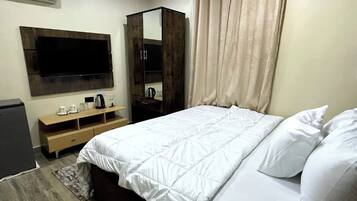 Apartamento de lujo, balcón, vistas a la ciudad | Escritorio, espacio para trabajar con un portátil, cortinas opacas