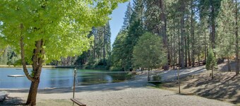 Cozy Spacious Cabin w/ Lg Game Room & Lake Access