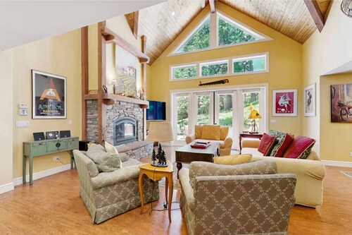 Cozy Spacious Cabin w/ Lg Game Room & Lake Access