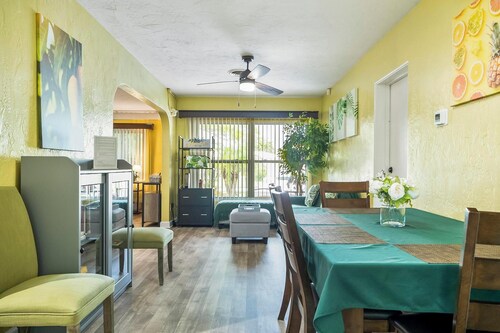 Cozy 3BR Home + Fully Fenced Yard in St. Pete
