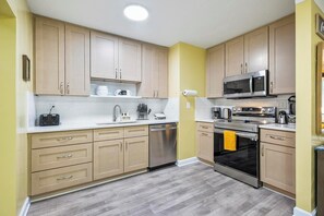 Een microgolfoven, een oven, een kookplaat, een vaatwasser