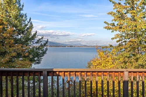 Lakeshore Getaway - Lakefront Cabin