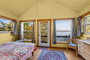 Escritorio, tabla de planchar con plancha, wifi y ropa de cama 