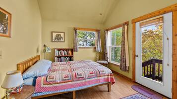 Desk, iron/ironing board, WiFi, bed sheets