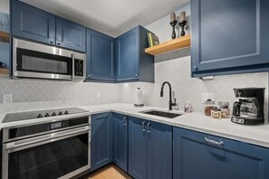 Frigorífico, microondas, horno y placa de cocina